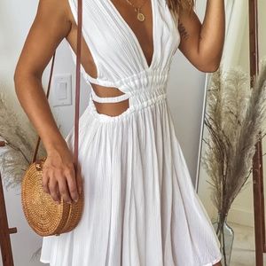 WHITE V-NECK SHORT DRESS WITH SIDE CUTOUTS